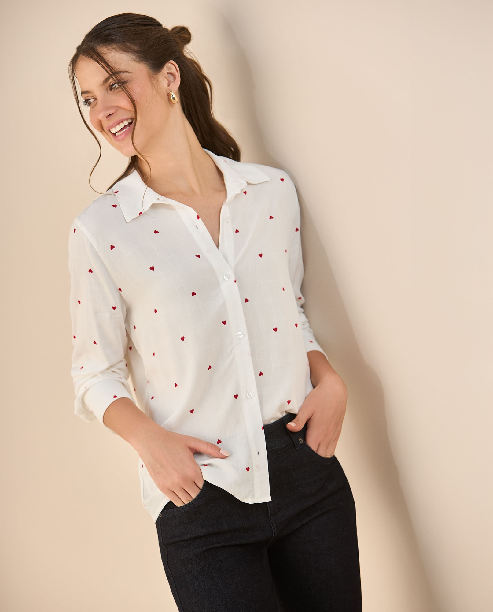 Camisa con mini prints de corazones para mujer