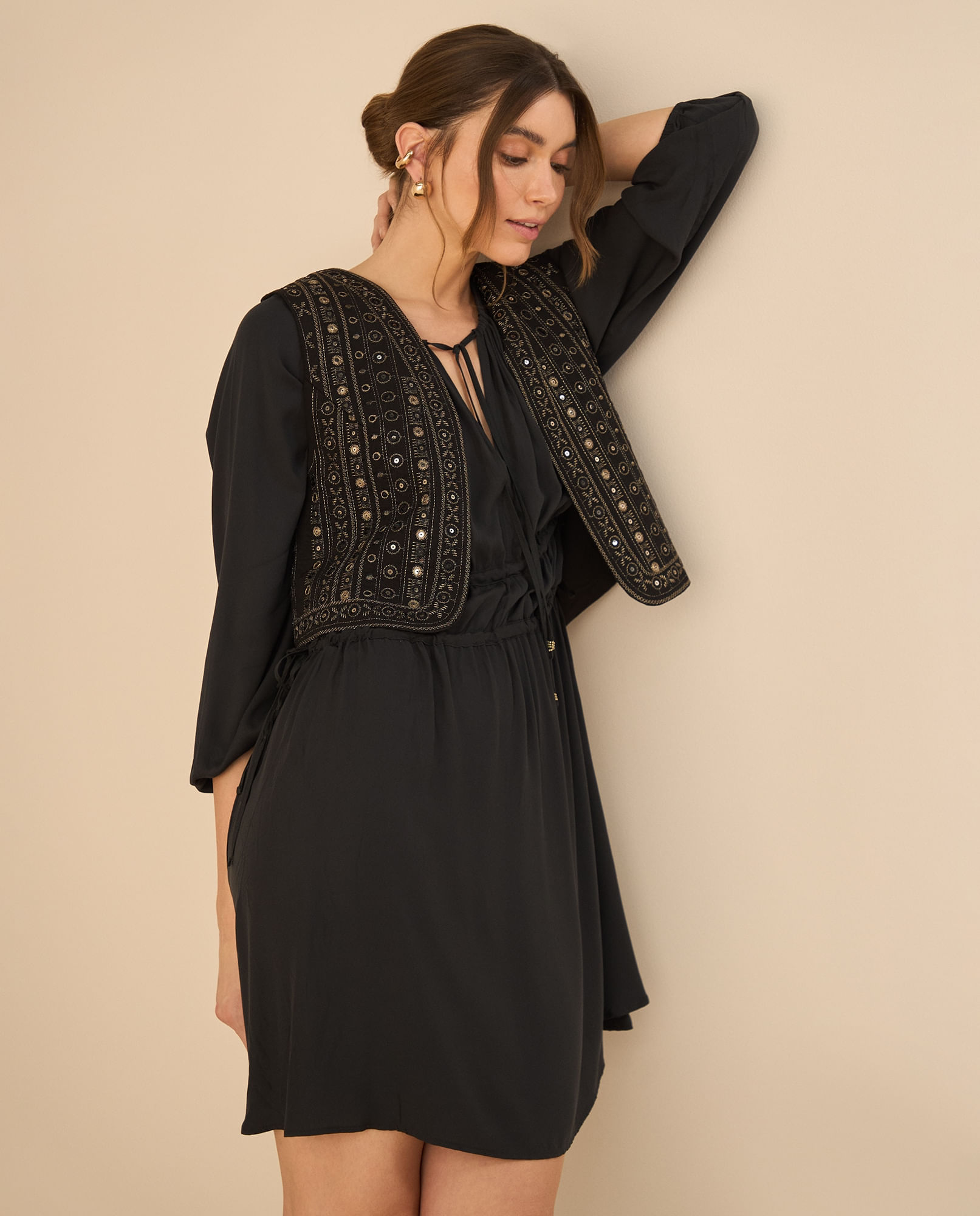 Vestido corto de tela fluida para mujer