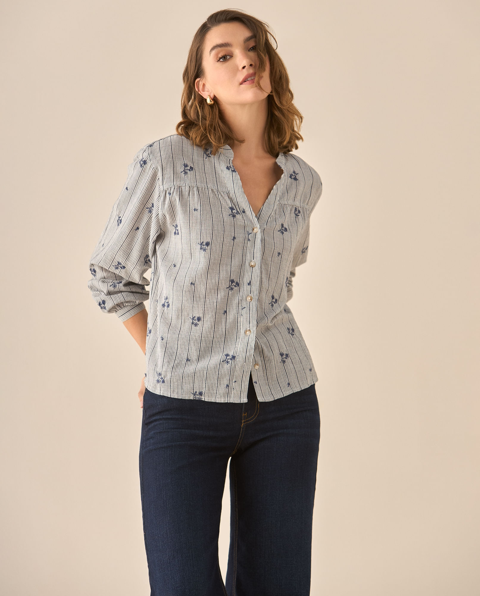 Camisa con apliques de flores bordadas para mujer
