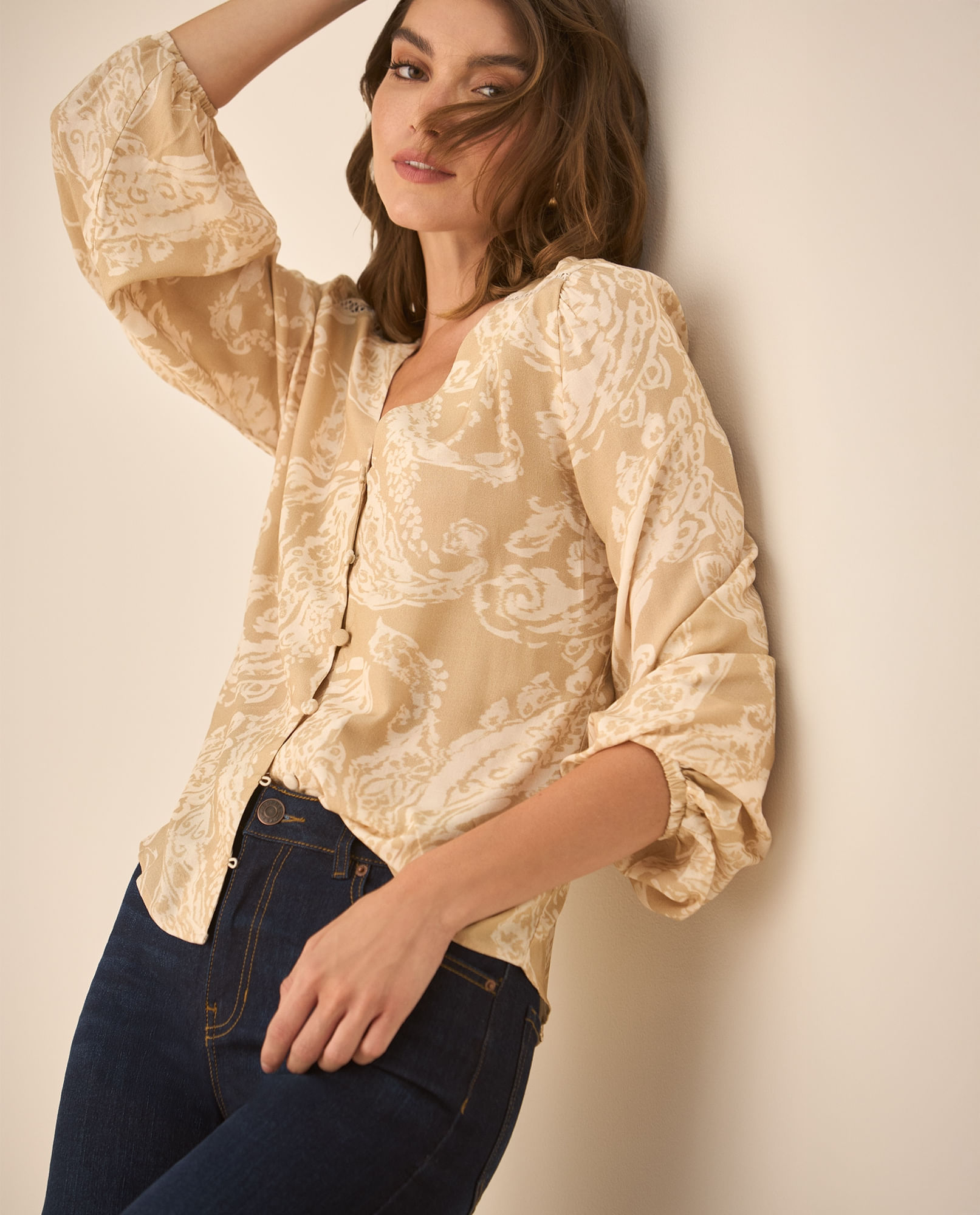 Camisa escote en V estampada para