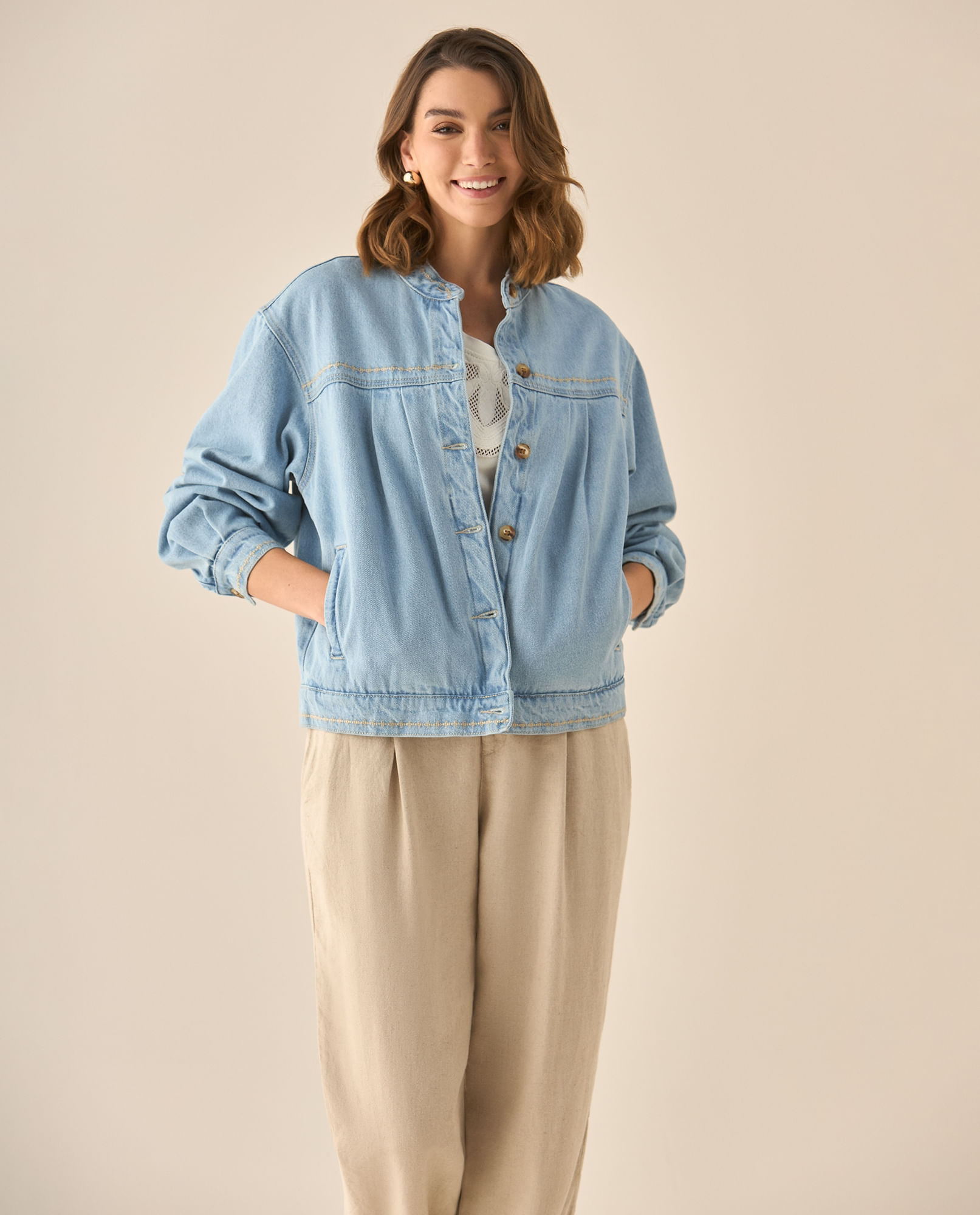 Chaqueta en denim con mini bordados para mujer