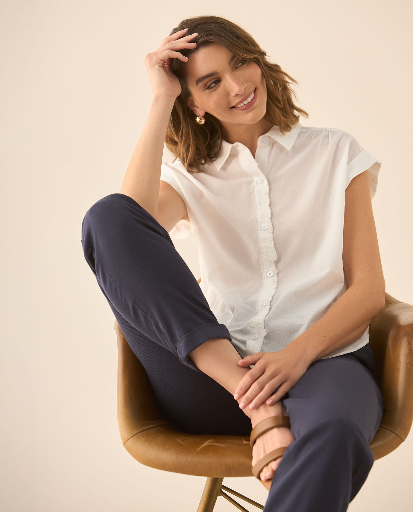 Camisa perilla de botones con bordado y recogido para mujer