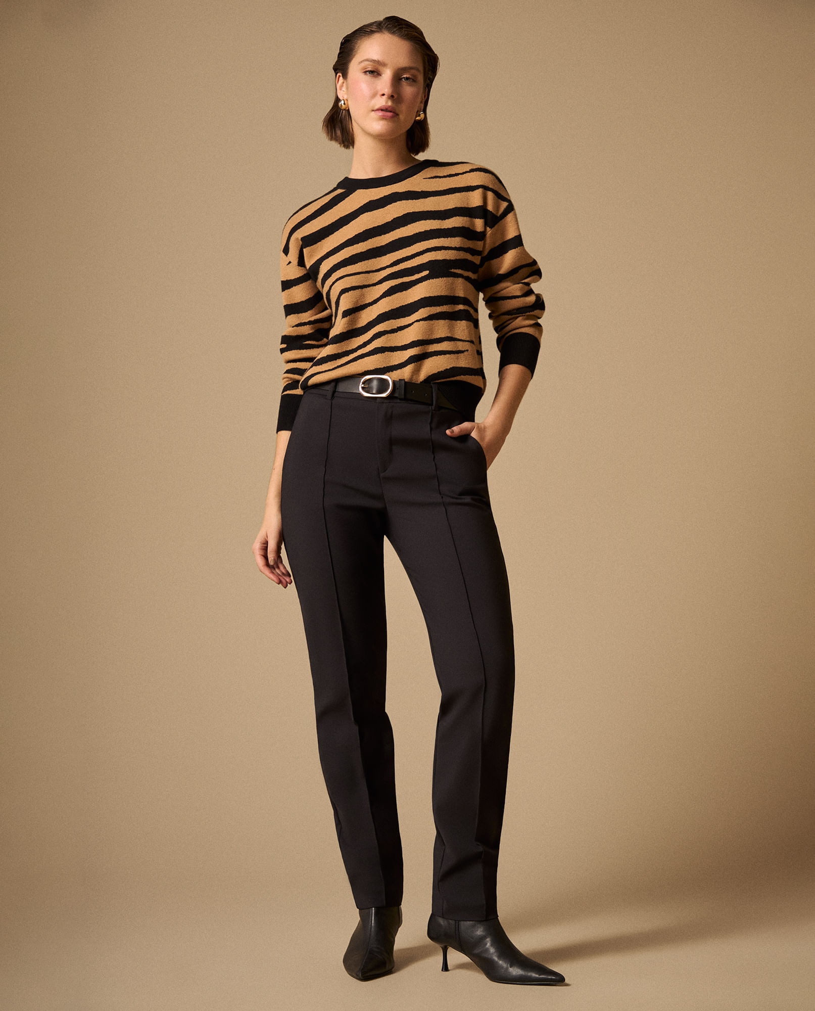 Pantalón Beige con Costuras Contrastantes
