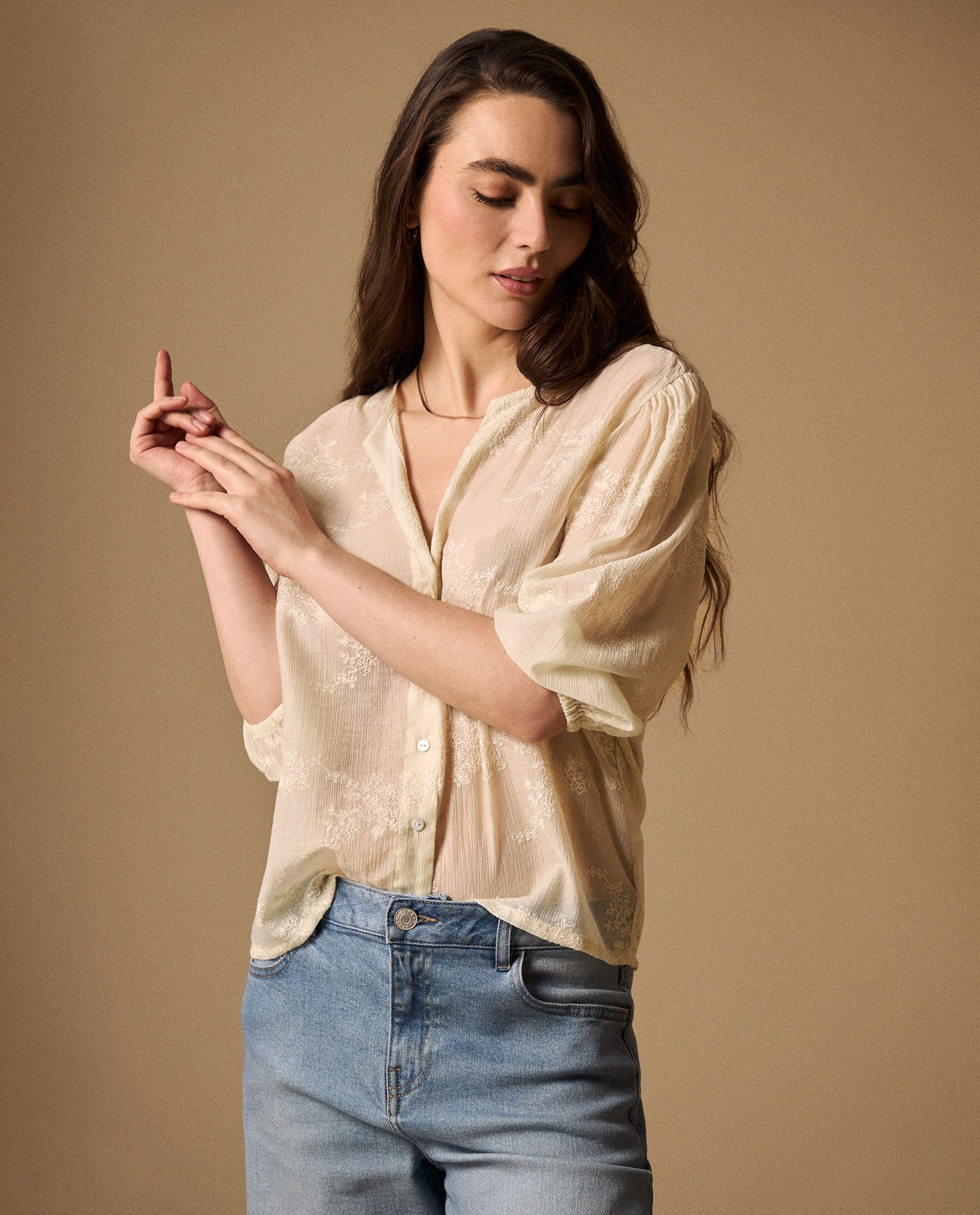 Camisa Crudo con Bordados Florales