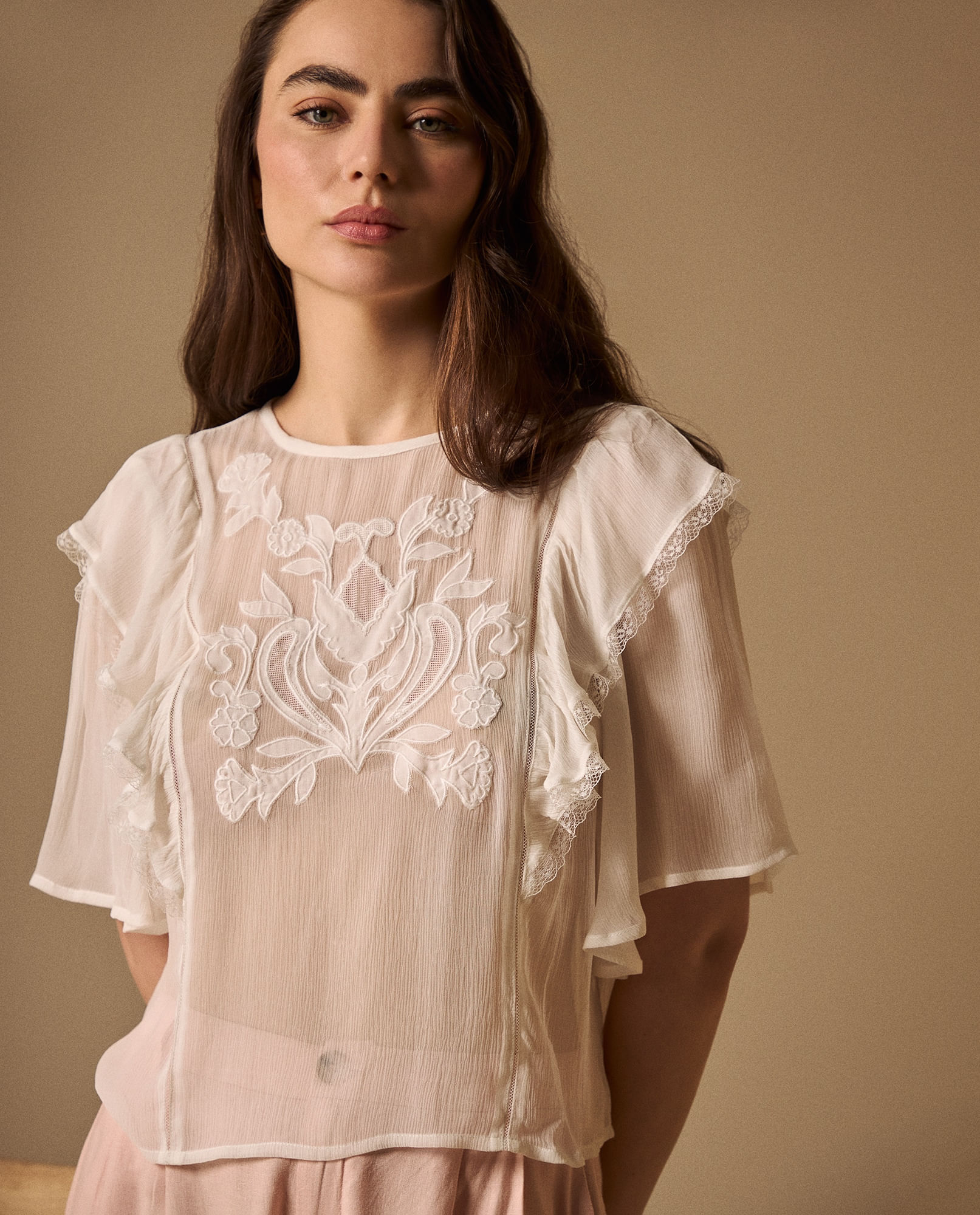 Camisa Crudo con Bordados Florales y Volantes