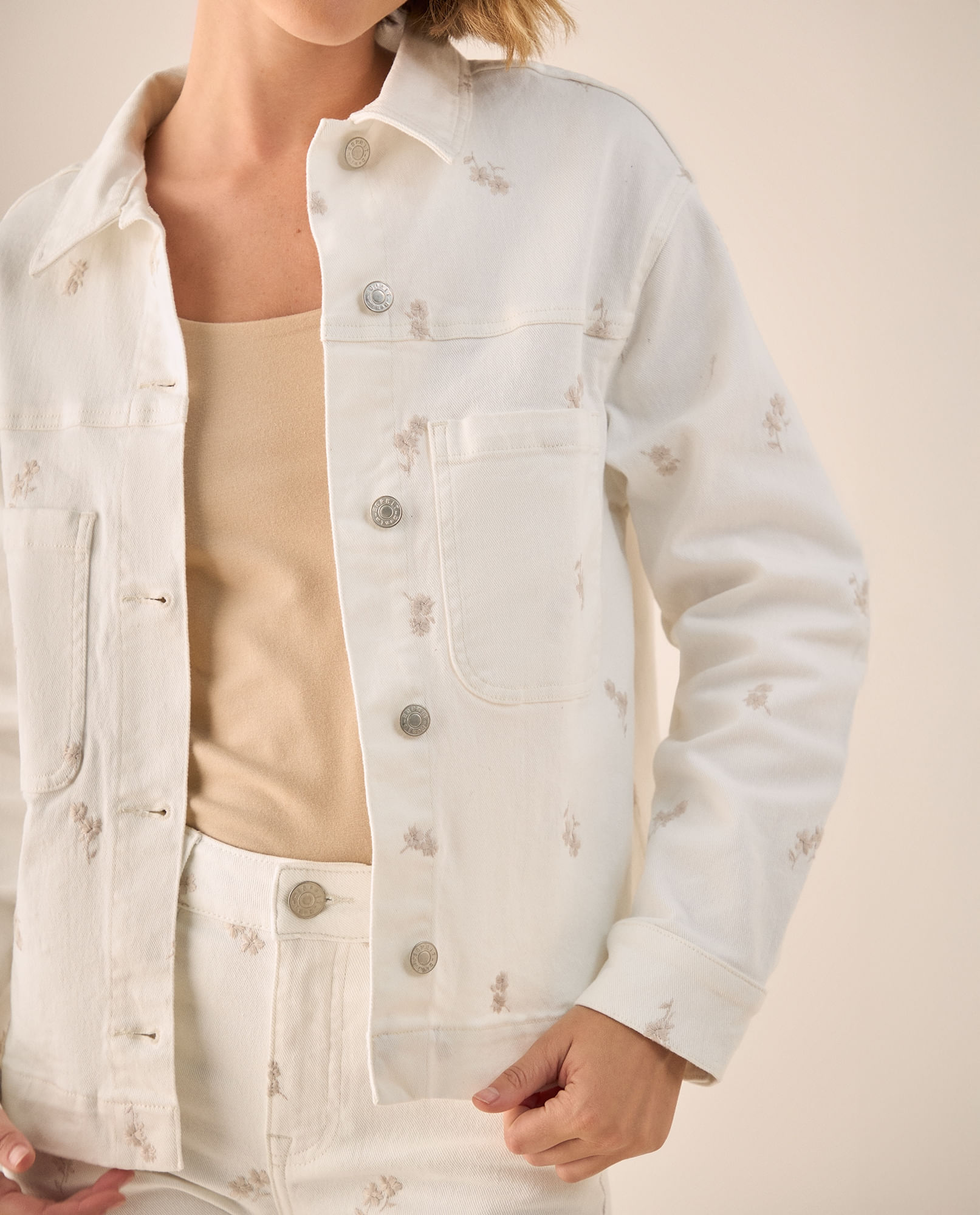 Chaqueta Crudo con Estampado Floral Sutil