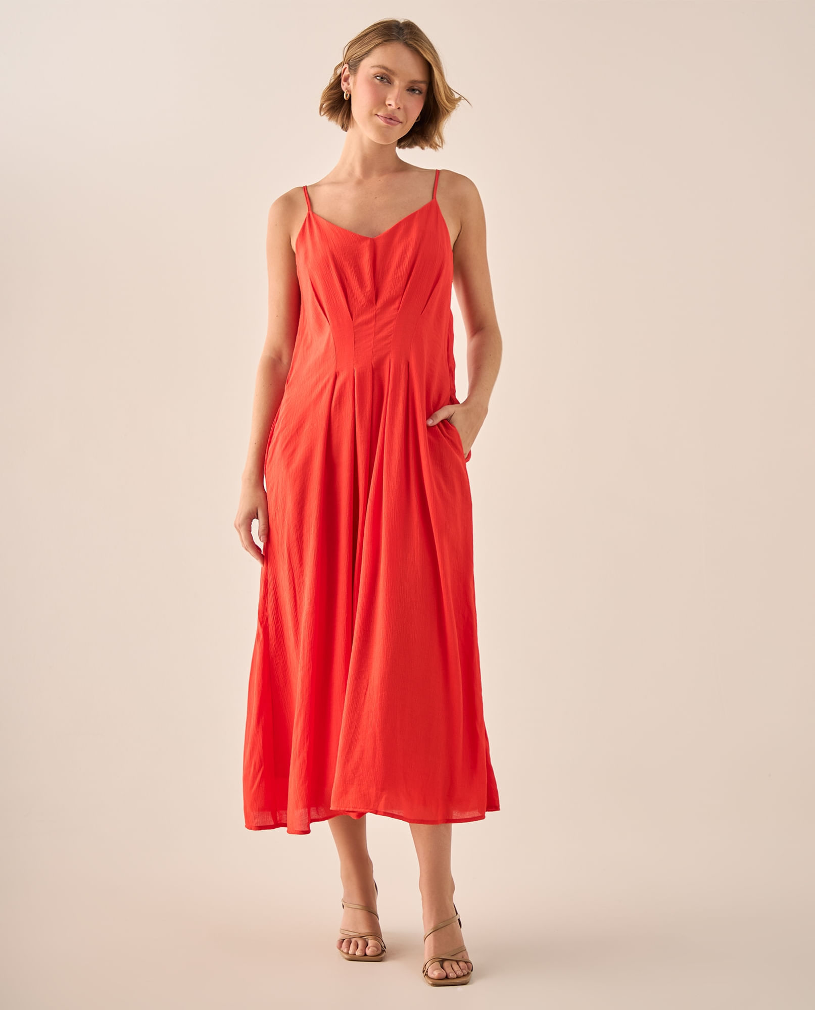 Vestido Midi Rojo con Pliegues Estructurados