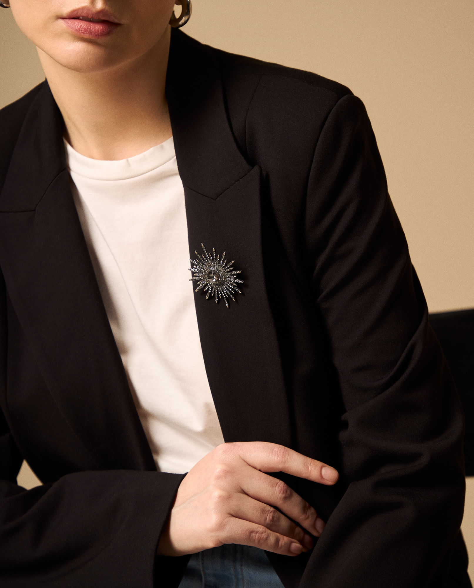 Blazer Negro con Broche Solar Decorativo