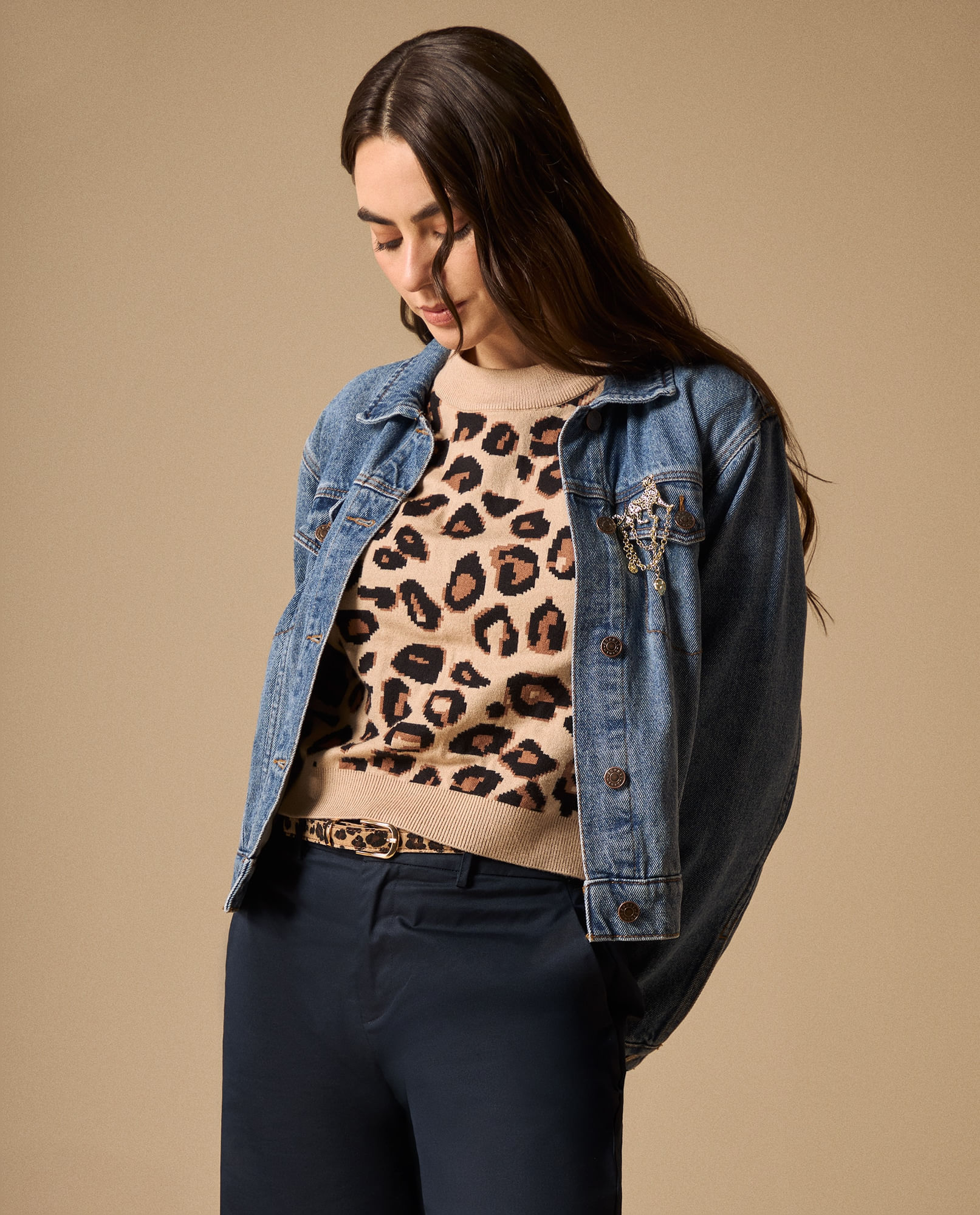 Chaqueta Denim Azul con Broche Dorado