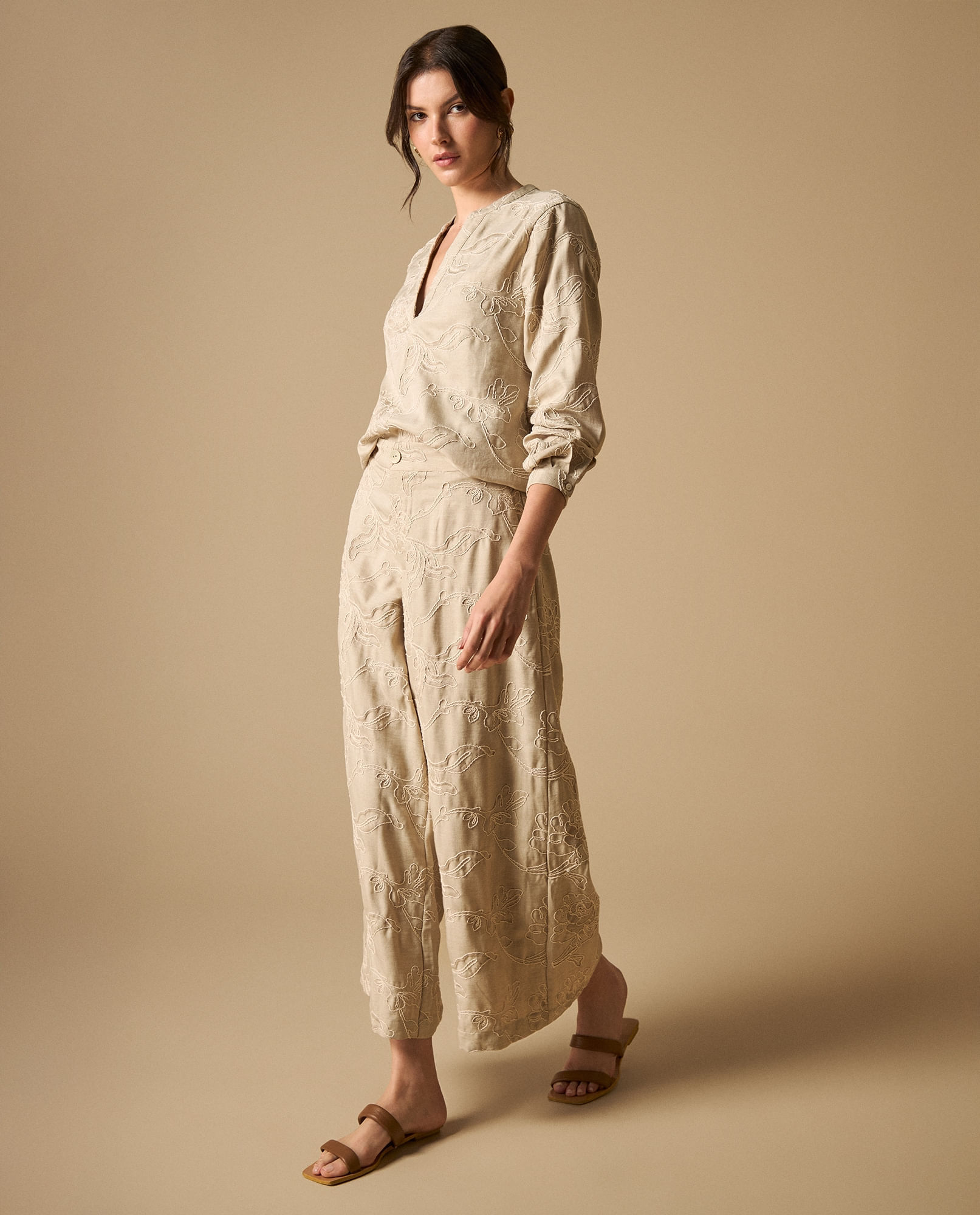 Pantalón palazzo con bordados texturizados para mujer
