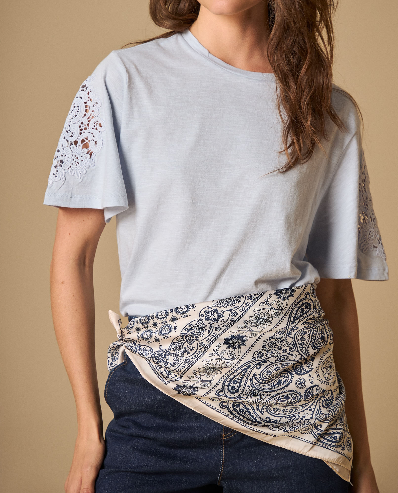 Camiseta manga corta con detalles de encaje para mujer