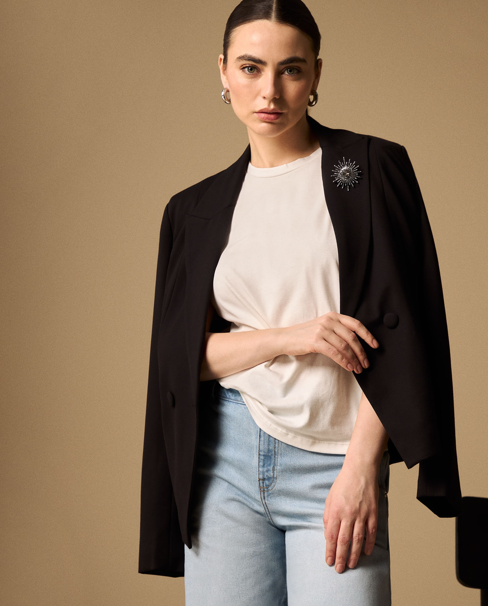 Camiseta Blanca con Tachuelas Metálicas